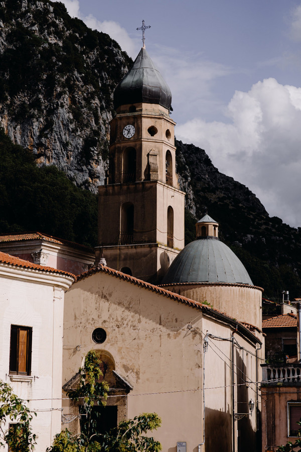 Свадебный ужин под сенью виноградных листьев