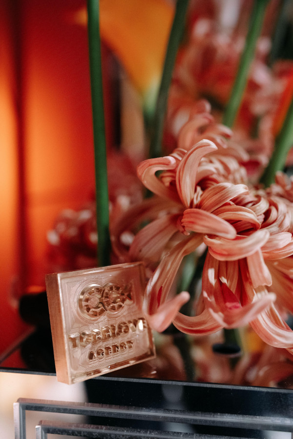 Современная осенняя свадьба в золотистых оттенках