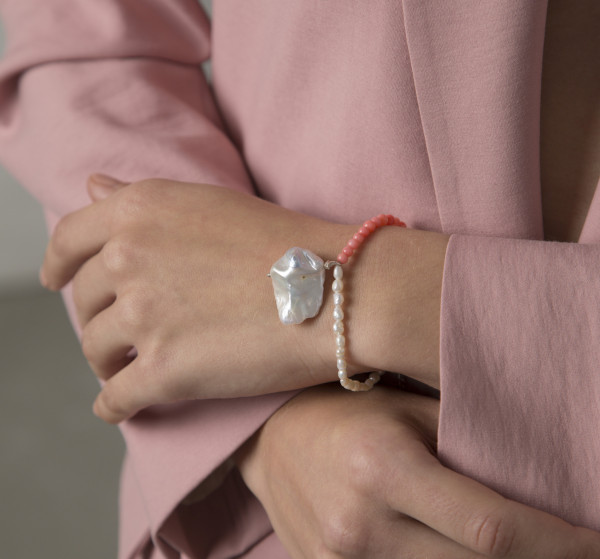 Все носят браслеты в стиле 90-х. Рассказываем,