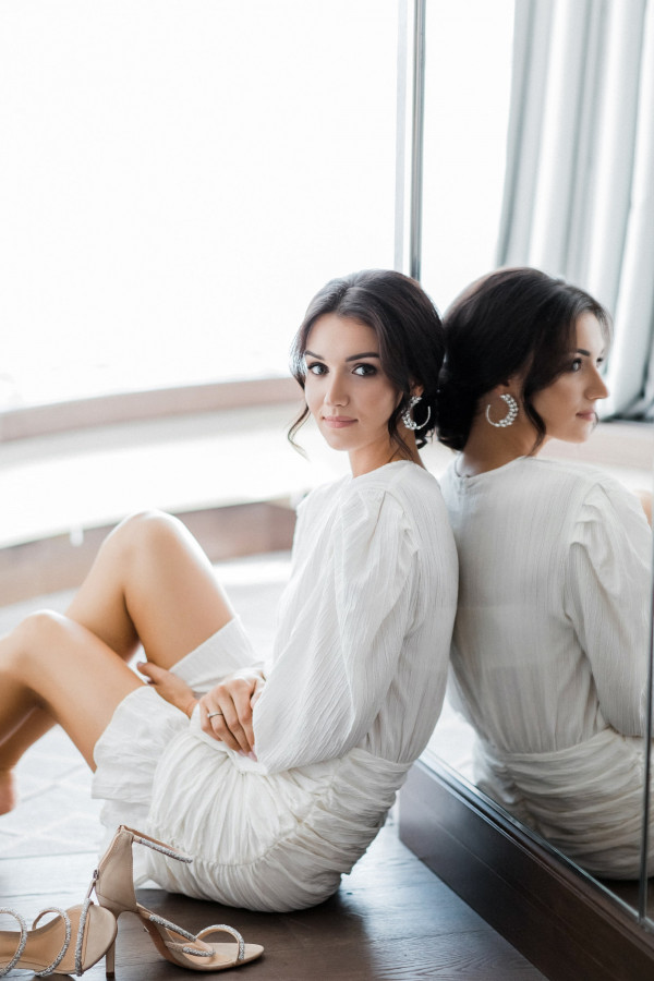 Яркая свадьба с церемонией у большого синего