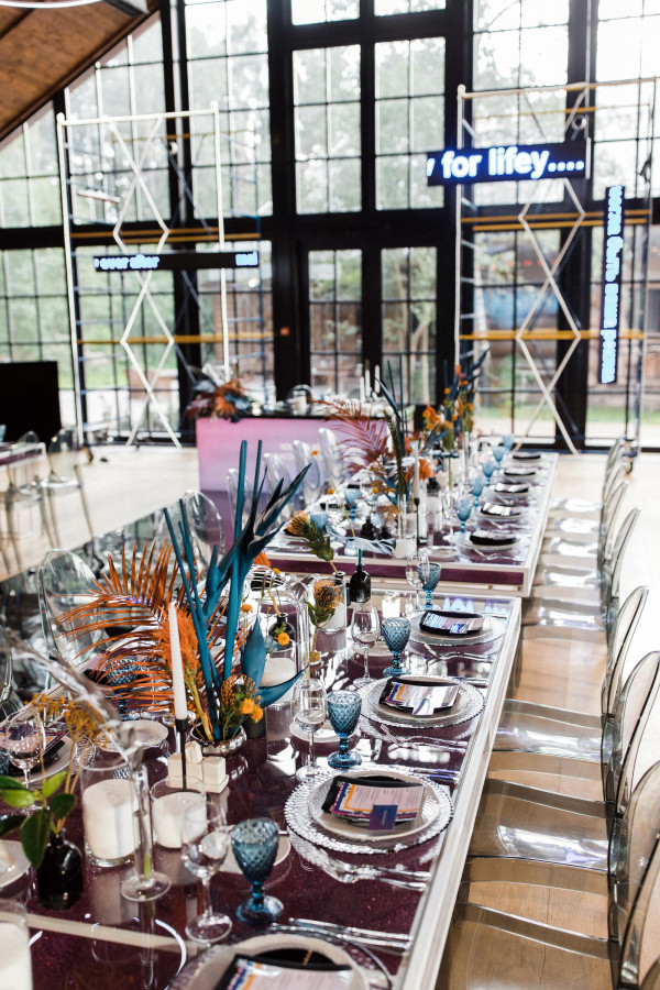 Яркая свадьба с церемонией у большого синего