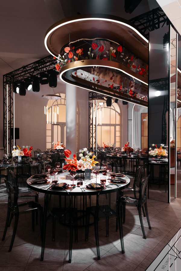 Современная осенняя свадьба в золотистых оттенках