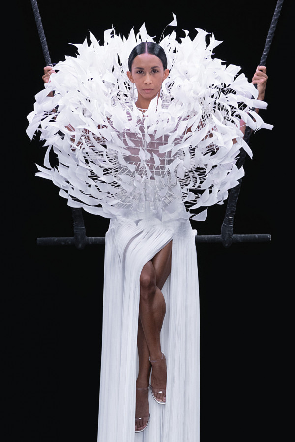 Свадебные платья в кутюрной коллекции Valentino осень-зима