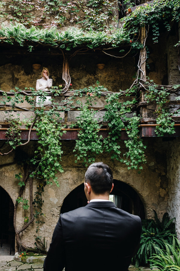 Свадебный ужин под сенью виноградных листьев