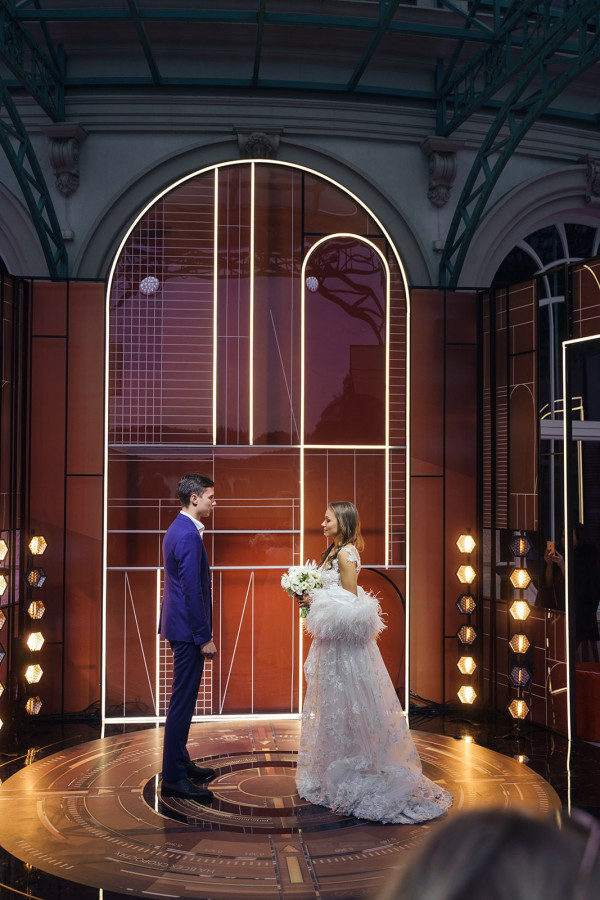 Современная осенняя свадьба в золотистых оттенках