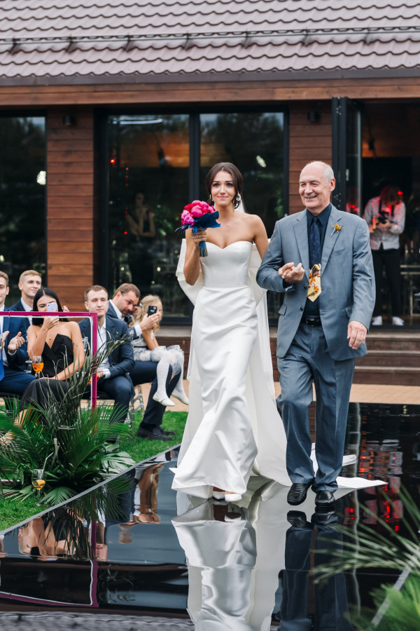 Яркая свадьба с церемонией у большого синего