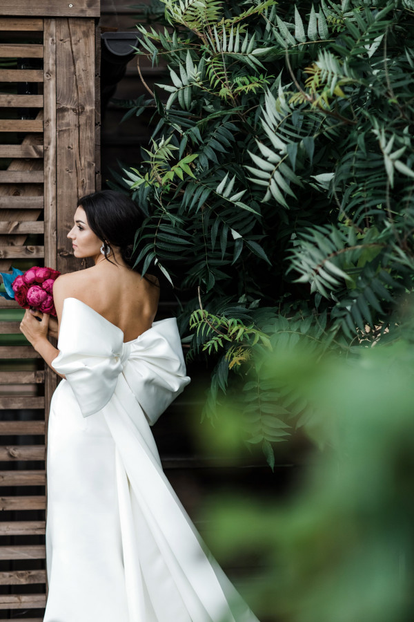 Яркая свадьба с церемонией у большого синего