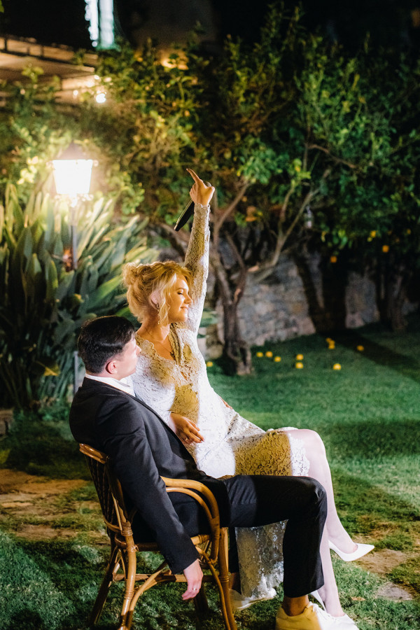 Свадебный ужин под сенью виноградных листьев