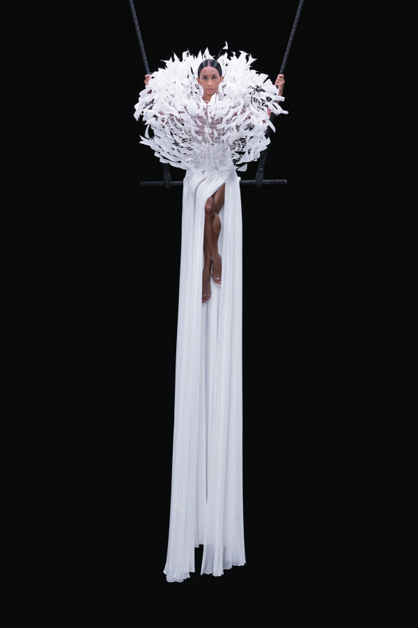 Свадебные платья в кутюрной коллекции Valentino осень-зима