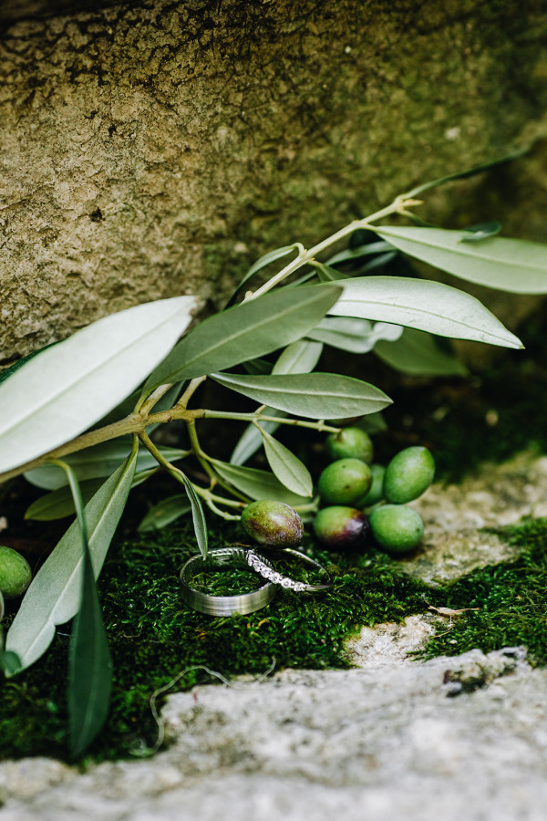 Свадебный ужин под сенью виноградных листьев