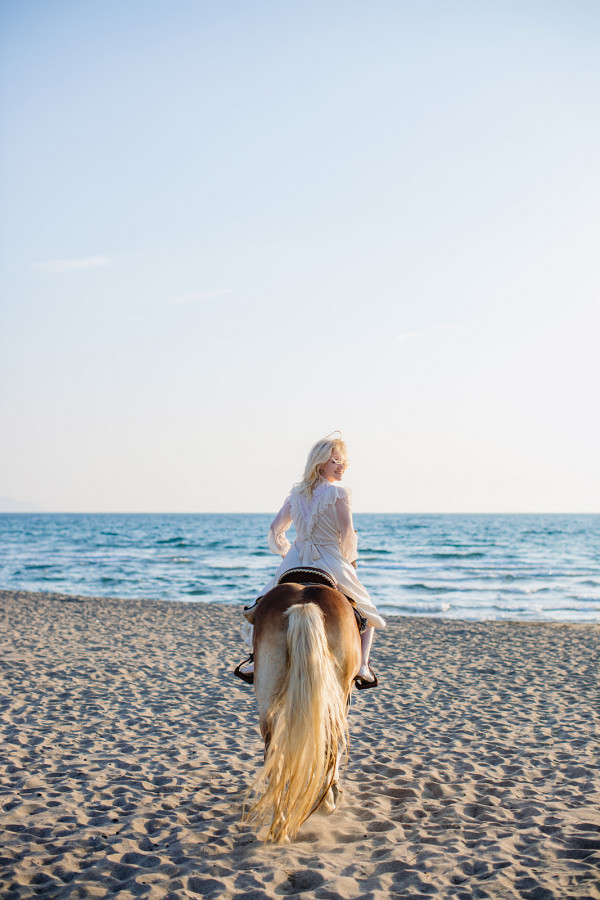 Невеста в свадебном платье своей мамы —