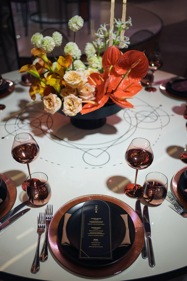 Современная осенняя свадьба в золотистых оттенках