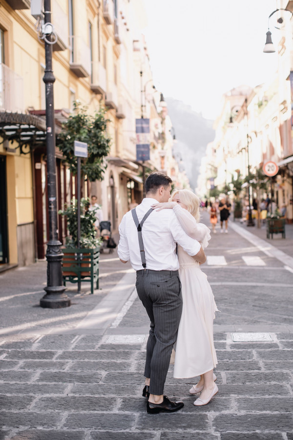 Невеста в свадебном платье своей мамы —