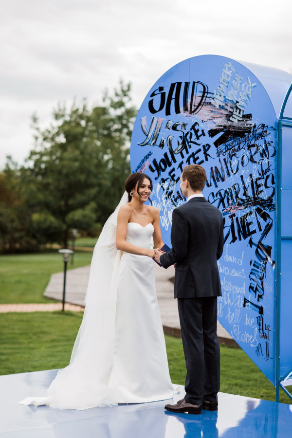 Яркая свадьба с церемонией у большого синего