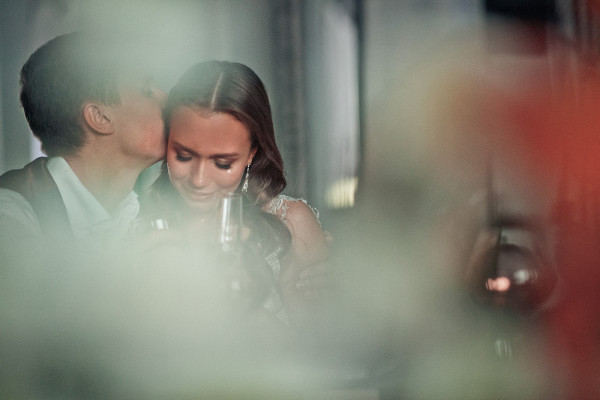 Современная осенняя свадьба в золотистых оттенках