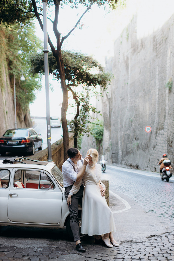 Невеста в свадебном платье своей мамы —