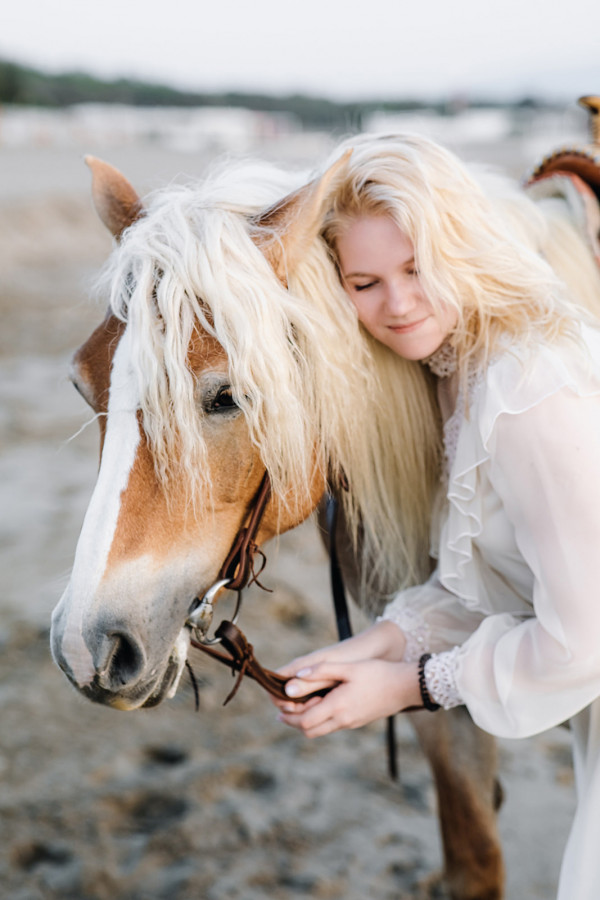 Невеста в свадебном платье своей мамы —