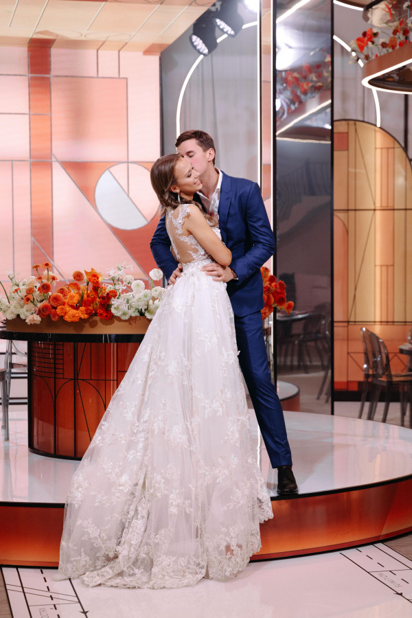 Современная осенняя свадьба в золотистых оттенках