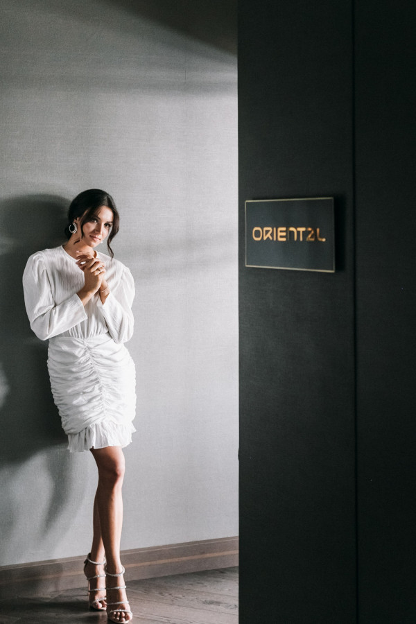 Яркая свадьба с церемонией у большого синего