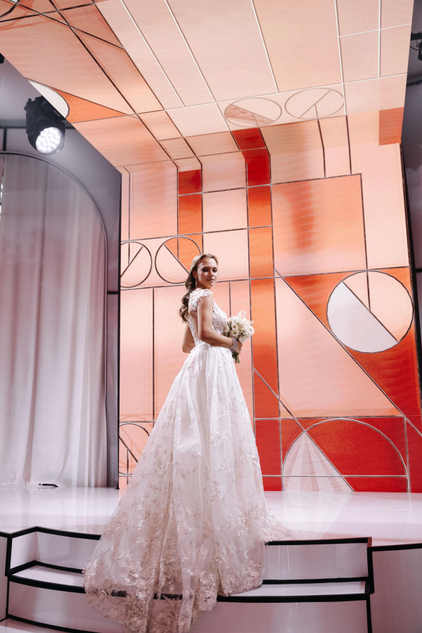 Современная осенняя свадьба в золотистых оттенках