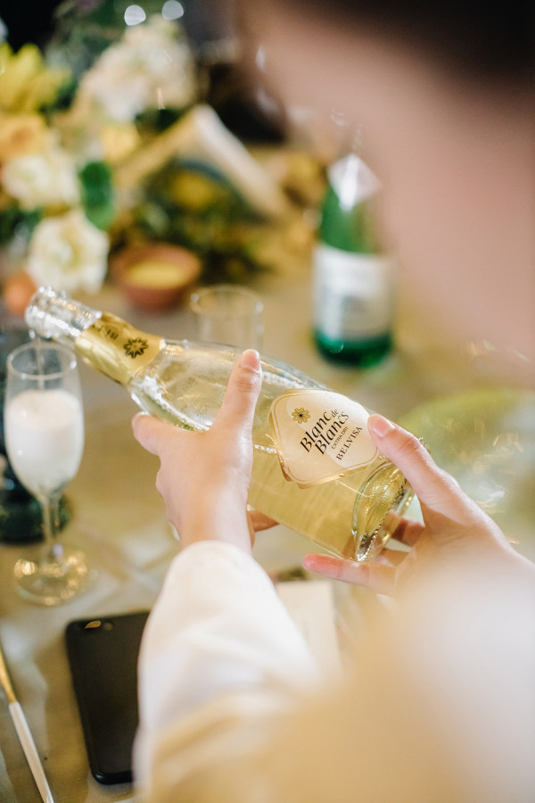 Свадебный ужин под сенью виноградных листьев