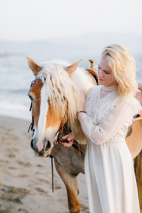 Невеста в свадебном платье своей мамы —
