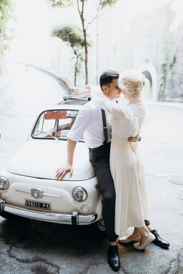 Невеста в свадебном платье своей мамы —