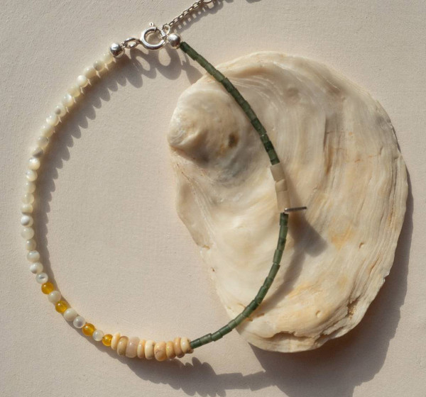 Все носят браслеты в стиле 90-х. Рассказываем,