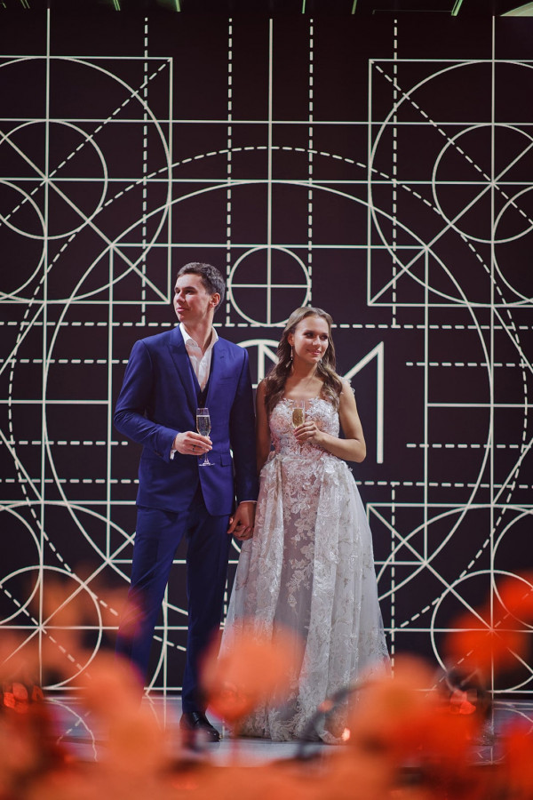 Современная осенняя свадьба в золотистых оттенках