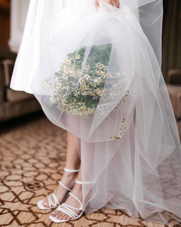 Хотите современный букет невесты? Добавьте полевых цветов
