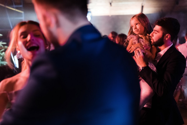 Яркая свадьба с церемонией у большого синего