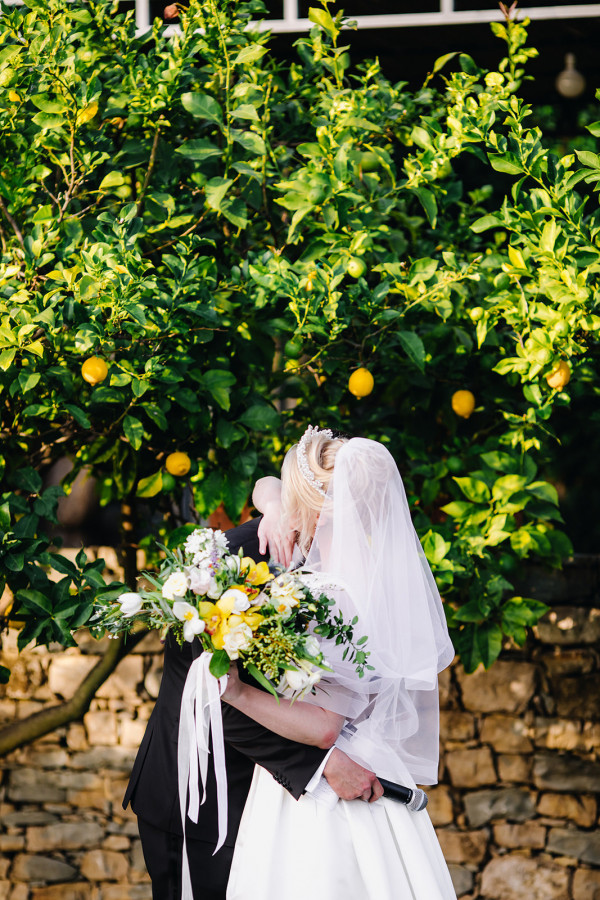 Свадебный ужин под сенью виноградных листьев