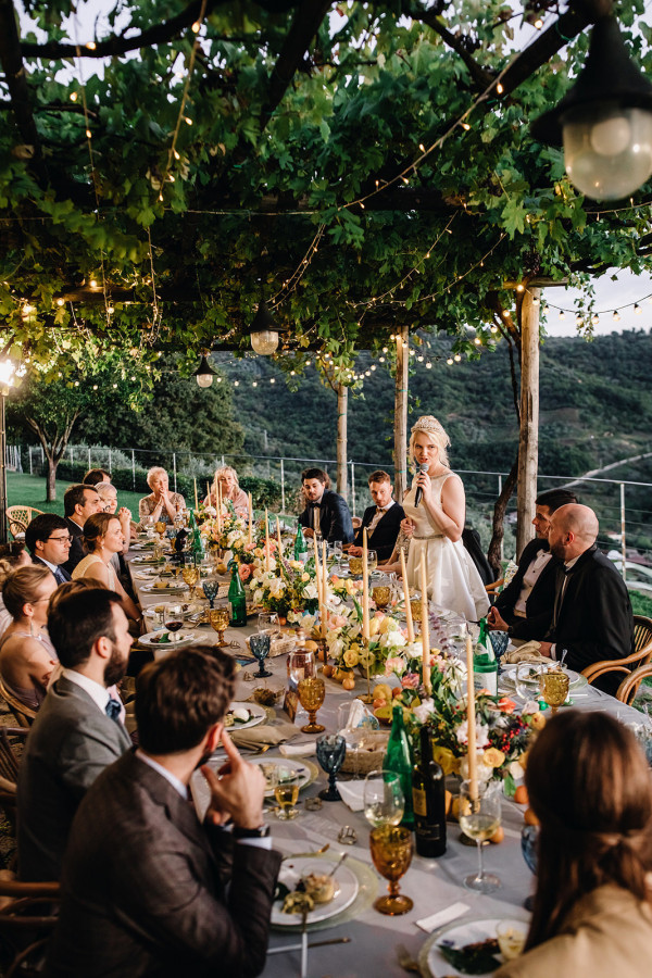 Свадебный ужин под сенью виноградных листьев