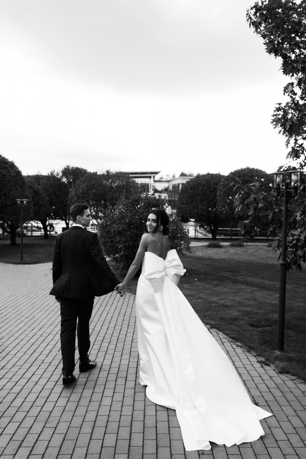 Яркая свадьба с церемонией у большого синего