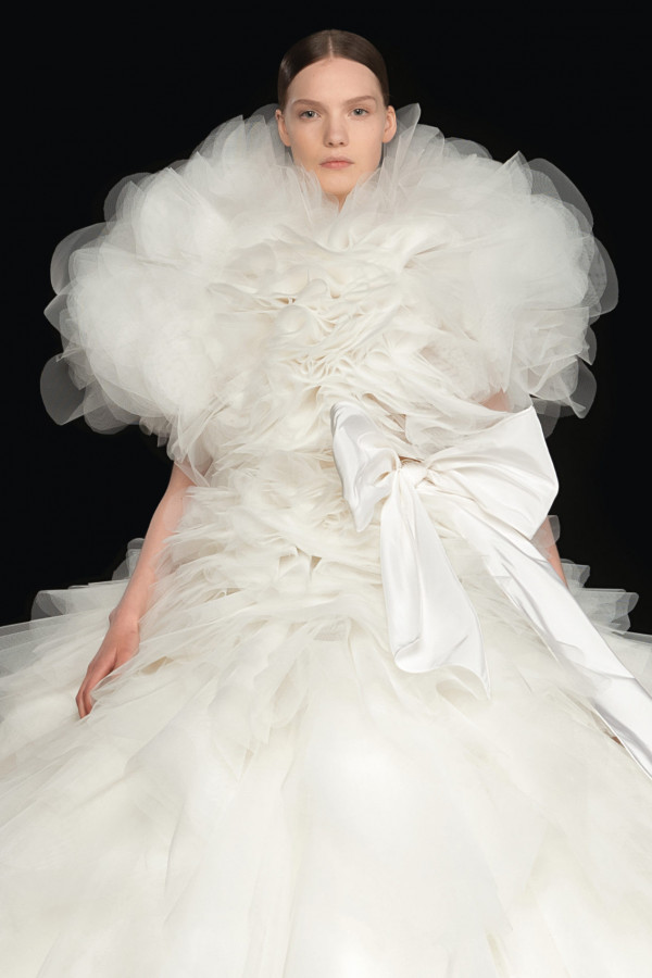 Свадебные платья в кутюрной коллекции Valentino осень-зима