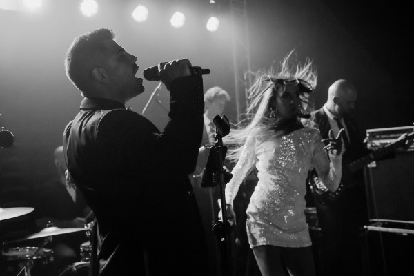 Яркая свадьба с церемонией у большого синего