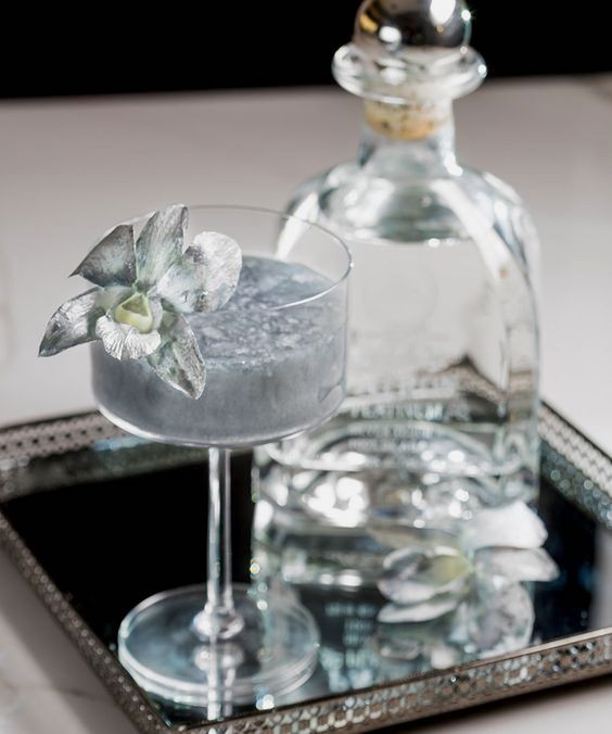 Взболтать, но не смешивать. Все о баре