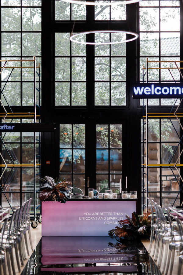 Яркая свадьба с церемонией у большого синего