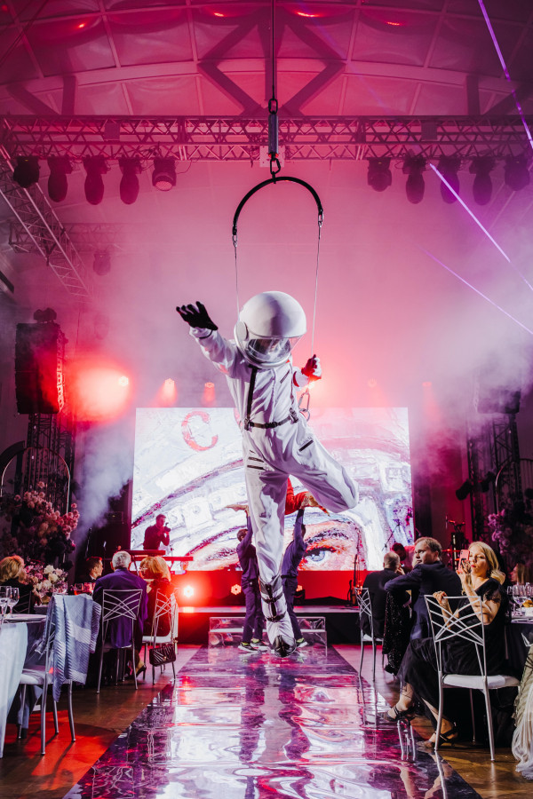 Космос, балет и невесомость в необычной свадьбе