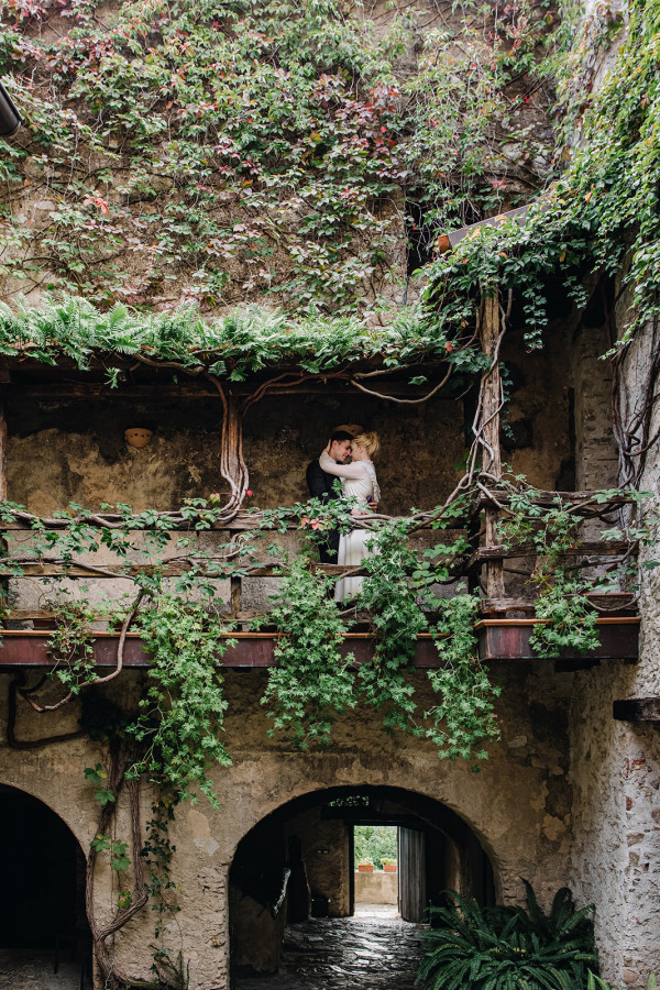 Свадебный ужин под сенью виноградных листьев