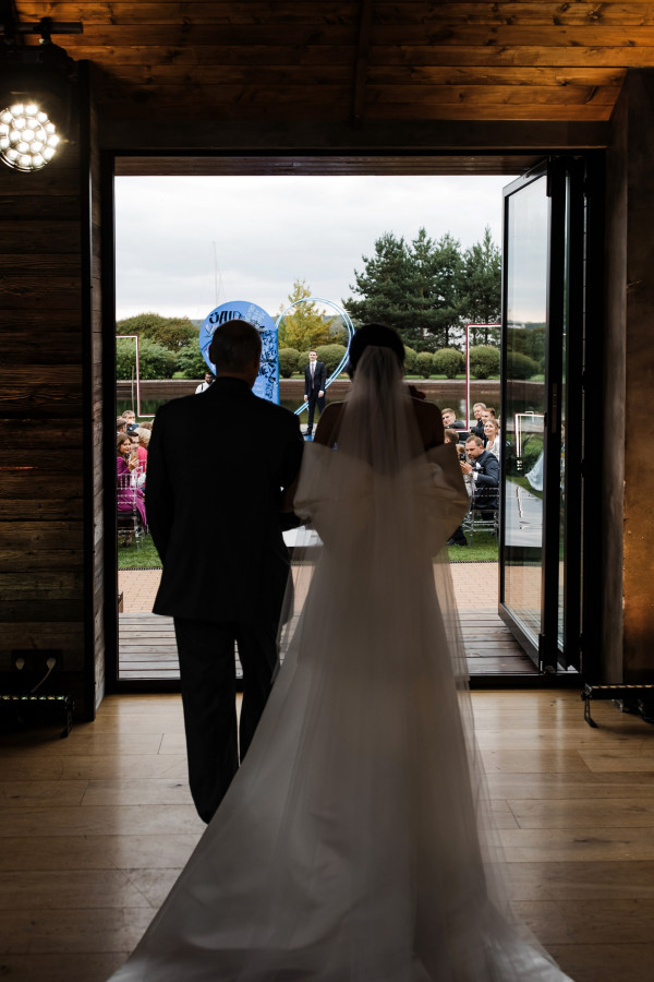 Яркая свадьба с церемонией у большого синего