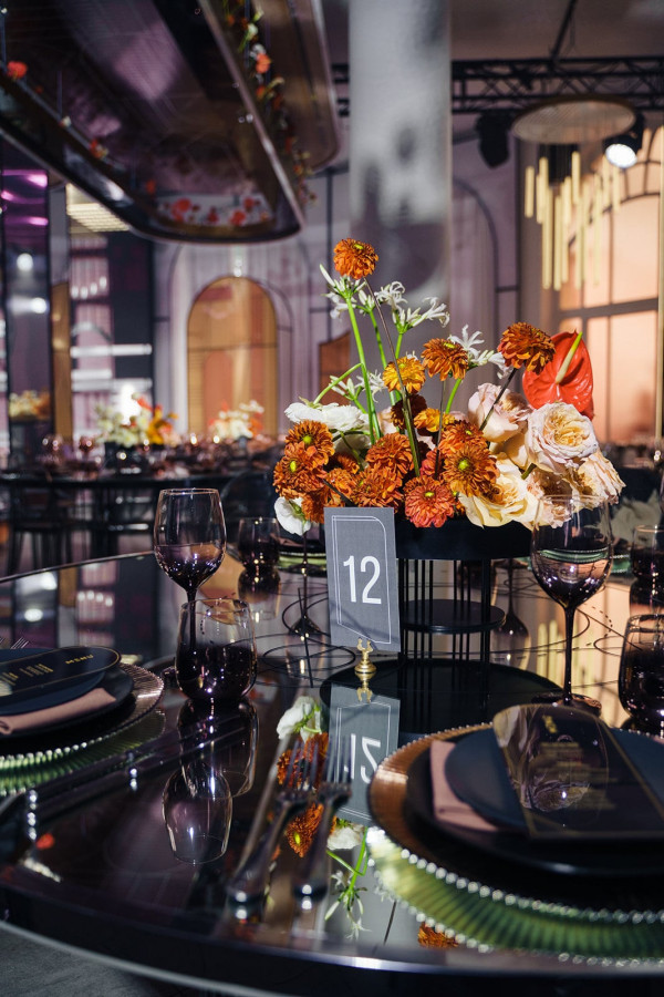 Современная осенняя свадьба в золотистых оттенках