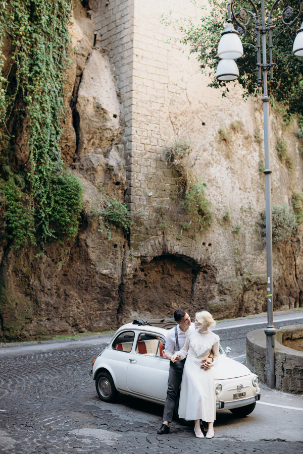 Невеста в свадебном платье своей мамы —