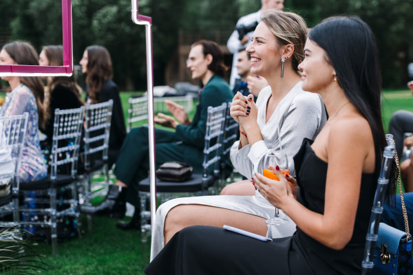 Яркая свадьба с церемонией у большого синего