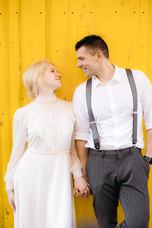 Невеста в свадебном платье своей мамы —