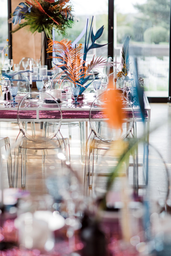 Яркая свадьба с церемонией у большого синего