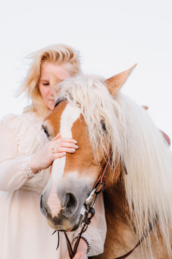 Невеста в свадебном платье своей мамы —