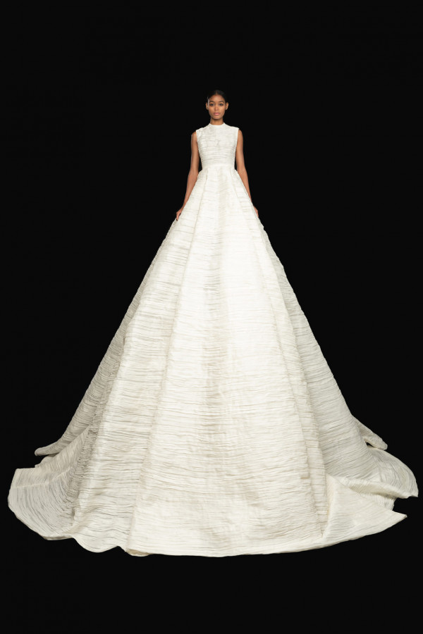 Свадебные платья в кутюрной коллекции Valentino осень-зима