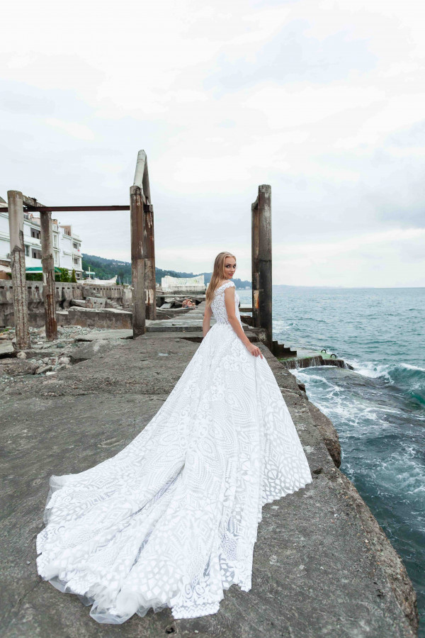 «Невестам сложно выбрать, потому что подходит абсолютно