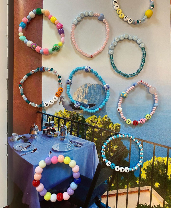 Все носят браслеты в стиле 90-х. Рассказываем,